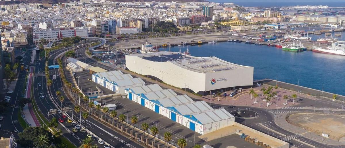 Vista aérea de las naves humanitarias junto al muelle Sanapú del Puerto de La Luz