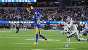 El receptor abierto de Los Angeles Rams, Tutu Atwell (15), atrapa un pase contra el esquinero de Los Vegas Raiders, Nate Hobbs (39), en la segunda mitad en el SoFi Stadium.Dec 8, 2022; Inglewood, California, USA; Los Angeles Rams wide receiver Tutu Atwell (15) catches a pass against Las Vegas Raiders cornerback Nate Hobbs (39) in the second half at SoFi Stadium. Mandatory Credit: Kirby Lee-USA TODAY Sports