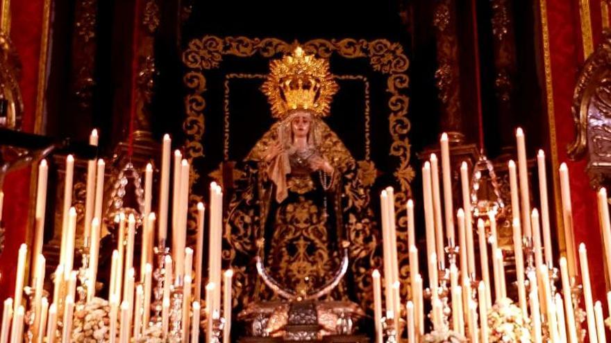 La Virgen del Traspaso y Soledad de Viñeros, en el altar mayor de Los Mártires.