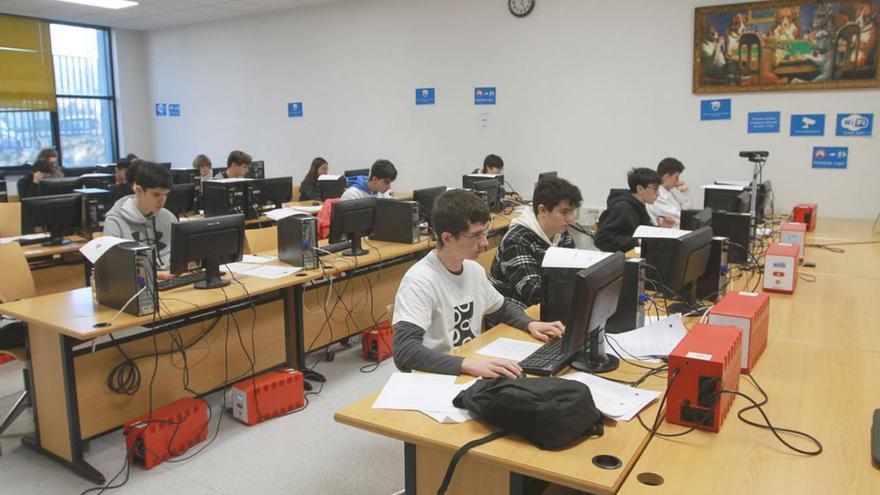 Los participantes en la olimpiada informática gallega, durante una prueba, en un aula del campus de Ourense.