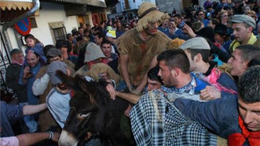 Villanueva de la Vera quema al Peropalo tras dos días de escarnio público