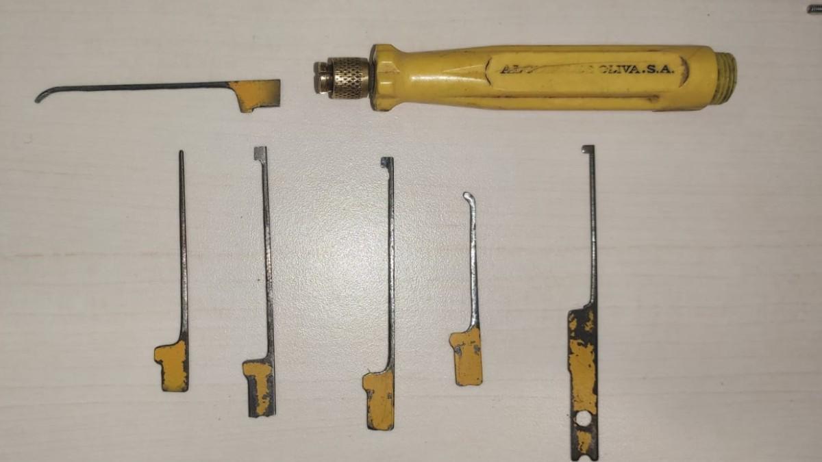 ROBOS EN VIVIENDAS | Más métodos para forzar cerraduras se abren paso en Barcelona: del ‘impresioning’ y el ‘topolino’ a los chicles de menta y las estampitas