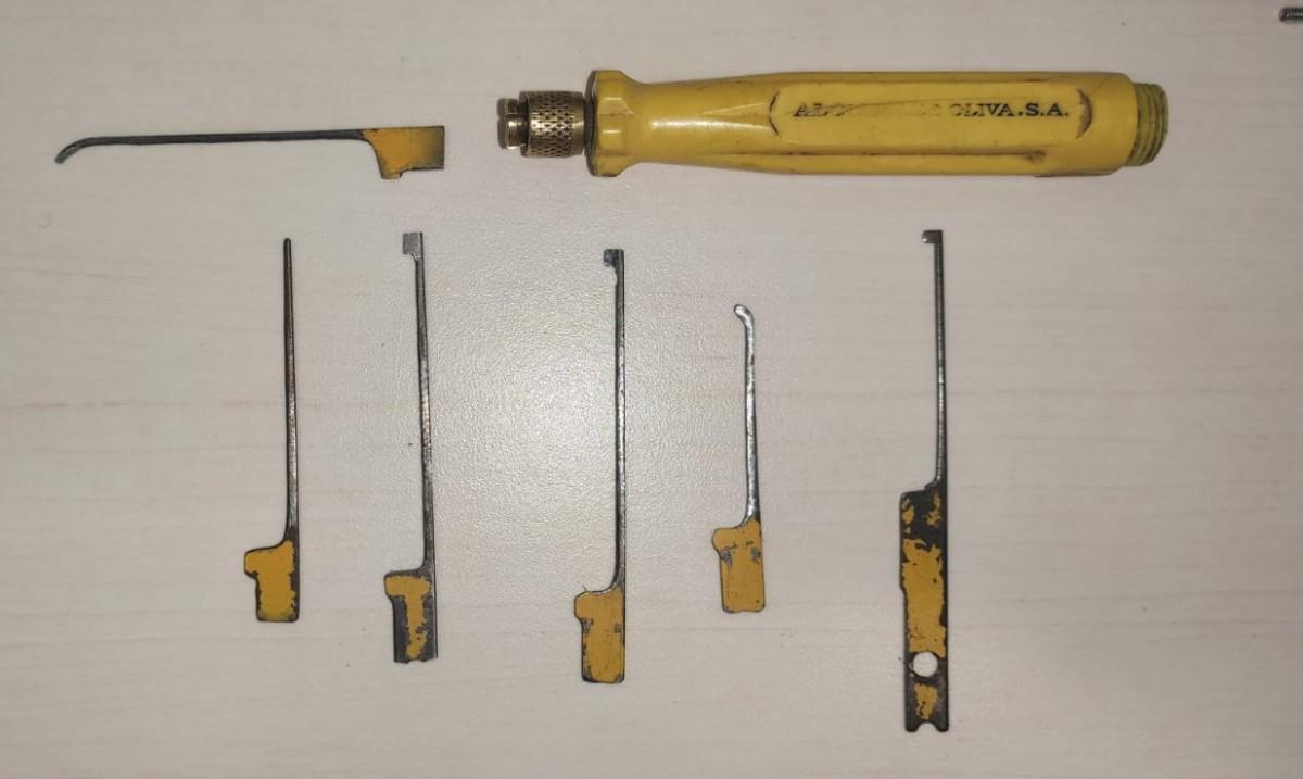 Imagen de ganzúas usadas por los cacos y que han sido requisadas por Mossos