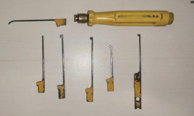 Imagen de ganzúas usadas por los cacos y que han sido requisadas por Mossos