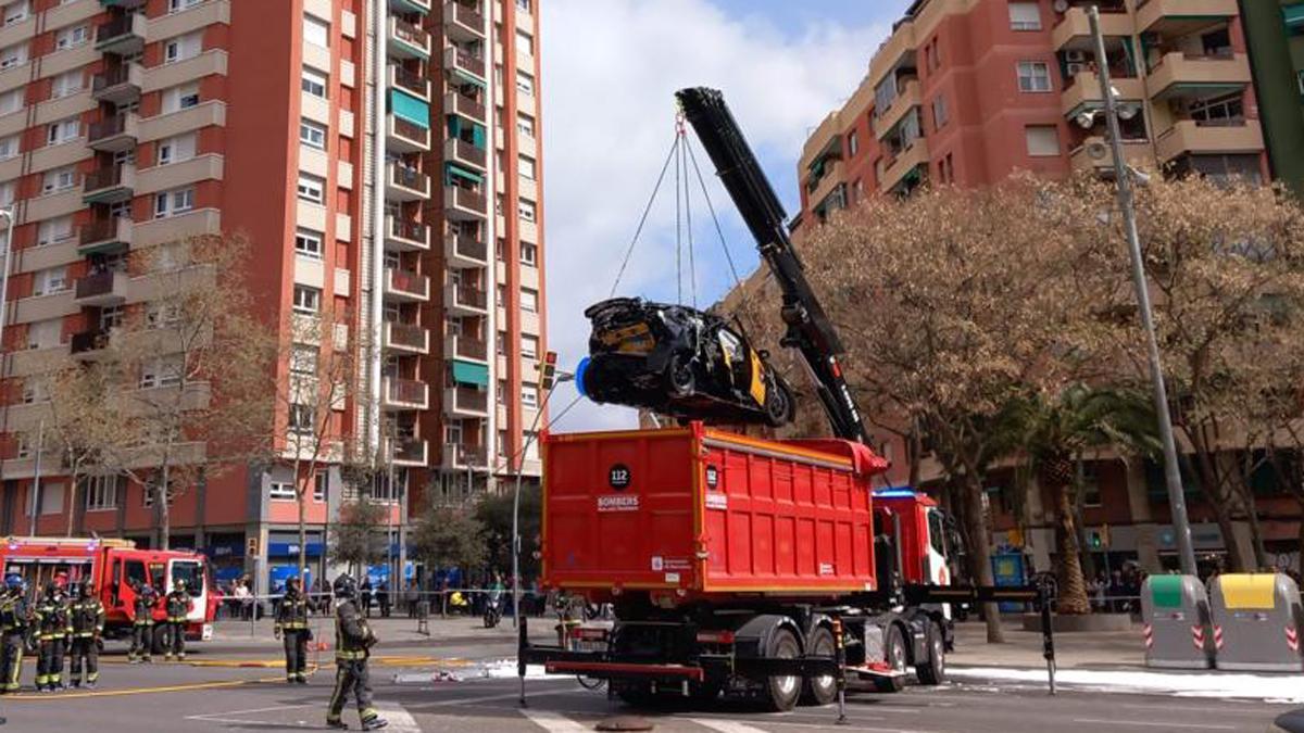 Caos de trànsit per un accident i incendi d’un cotxe i un taxi a la Meridiana de Barcelona