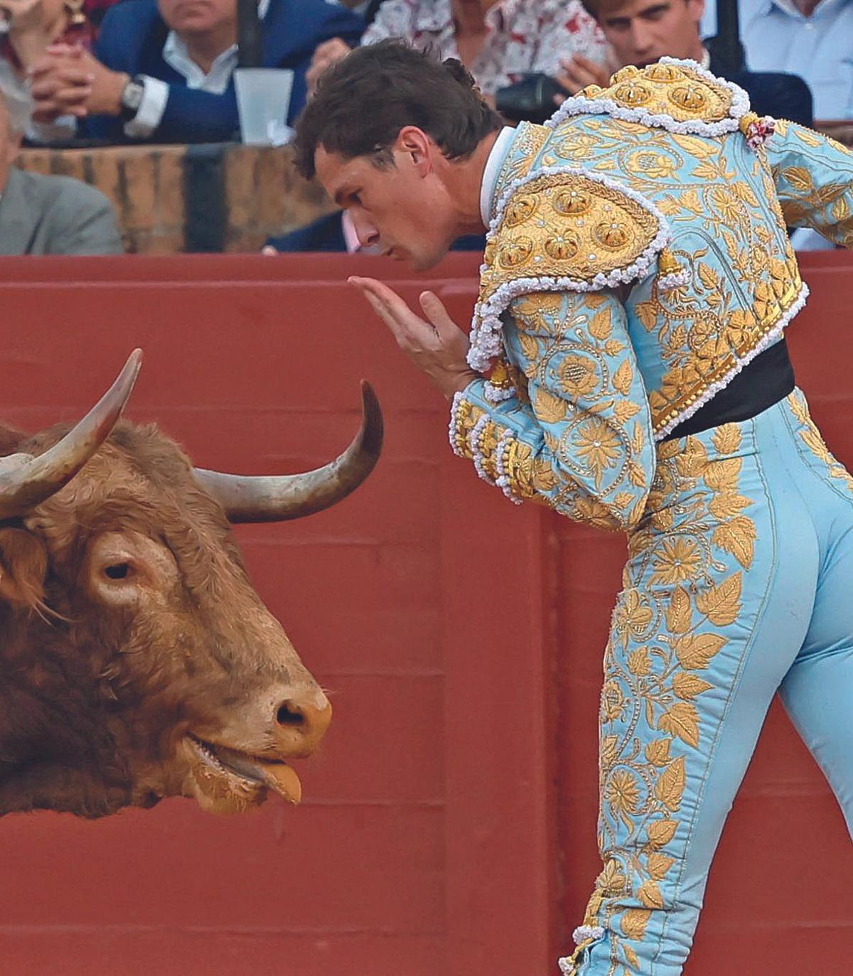 Daniel Luque, en un desplante en La Maestranza de Sevilla.