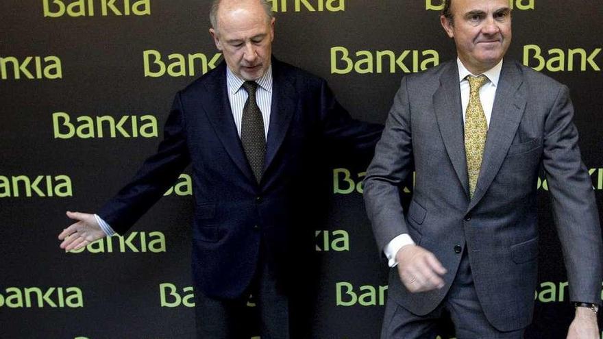Rodrigo Rato y Luis de Guindos en un acto de Bankia en 2012. // J. Martín