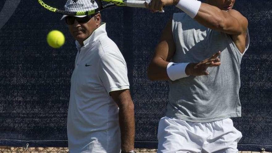 Rafa Nadal, con su tío Toni.