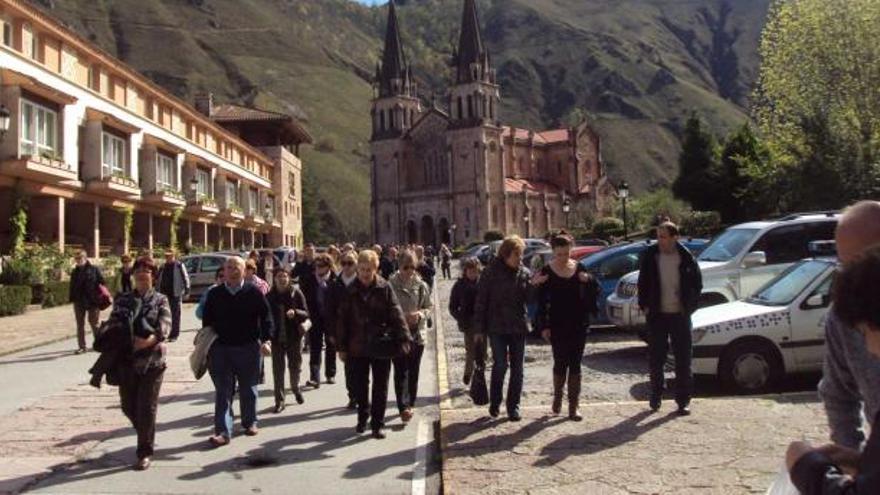 Un grupo de turistas, delante de la basílica de Covadonga.
