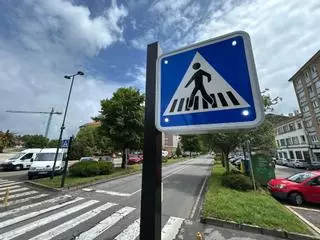 Castrillón estrena pasos de peatones inteligentes pero los vecinos reclaman más medidas de seguridad vial