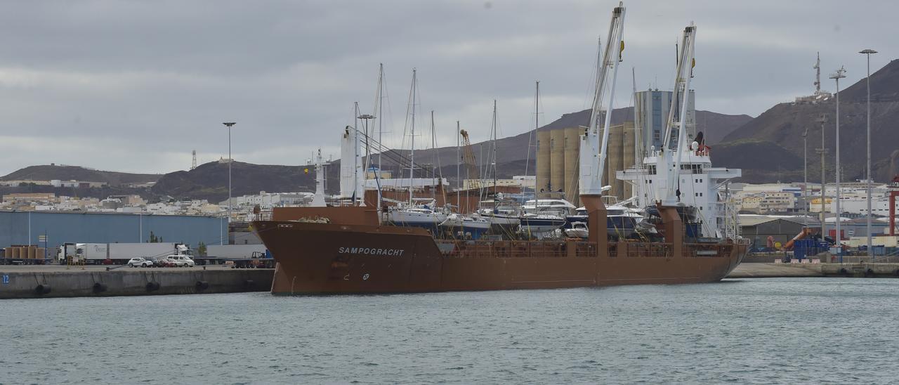 Barco atracado en el muelle de Cambulloneros del Puerto de Las Palmas.