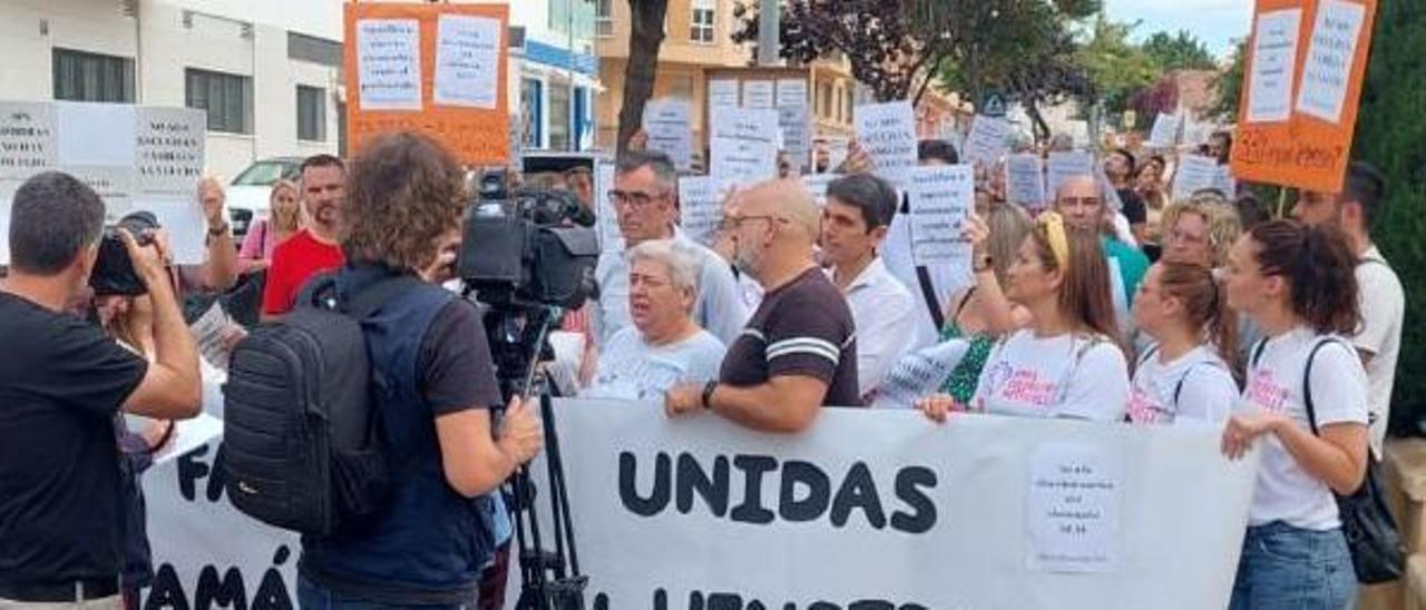 Protesta de familias del CEIP Carmen de Burgos este viernes.