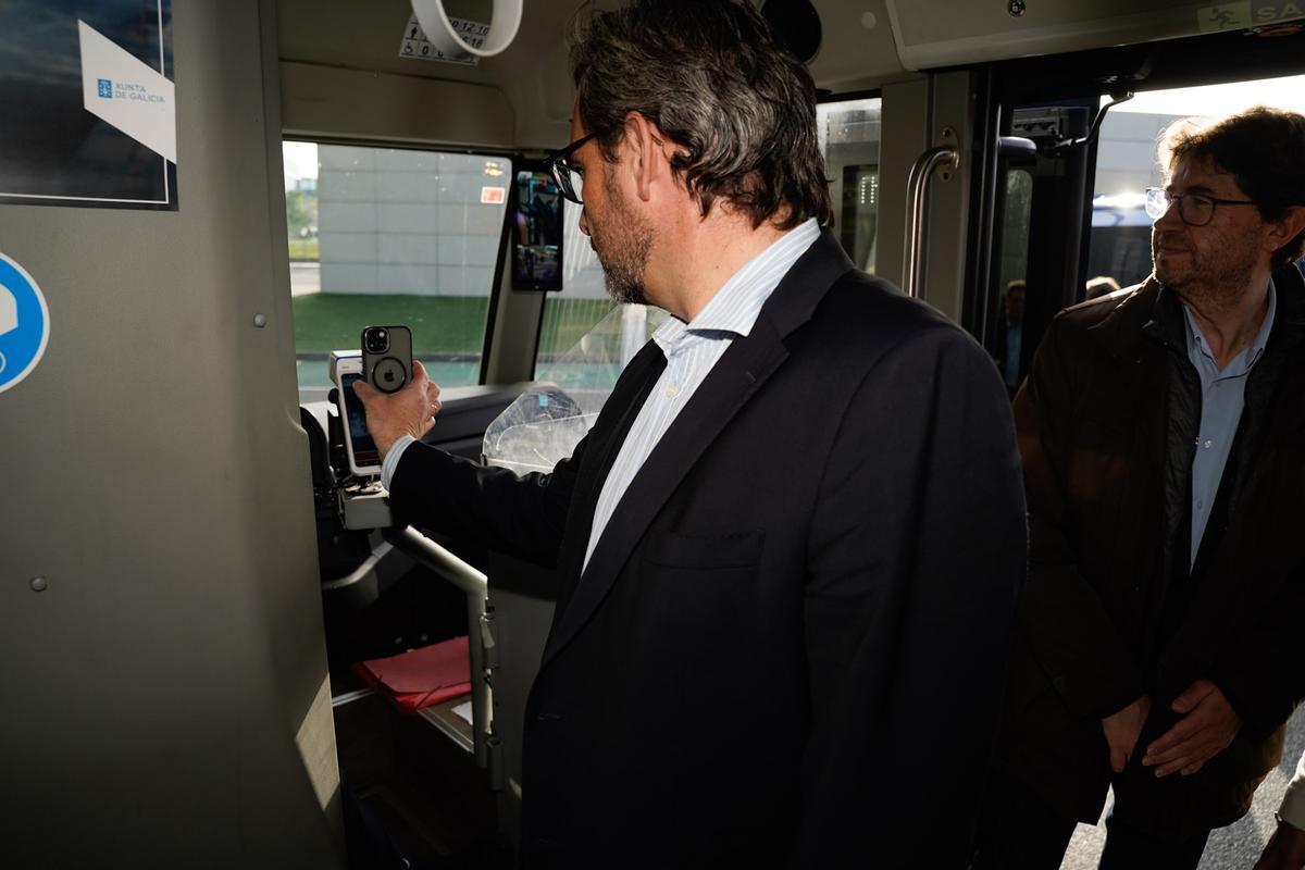 Diego Calvo prueba el sistema de pago a través del móvil.
