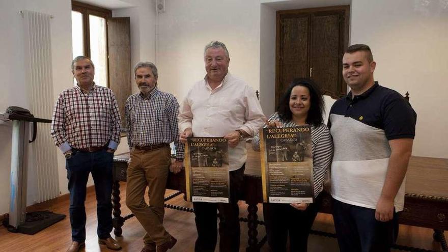 Por la izquierda, el cantante de tonada José García, &quot;el Ché&quot;; Severino García, Rafael &quot;Falo&quot; Cabaños, Tamara Argüelles y Enol Zapico, durante la presentación de las fiestas en la Casa de los Alberti de Ciaño.