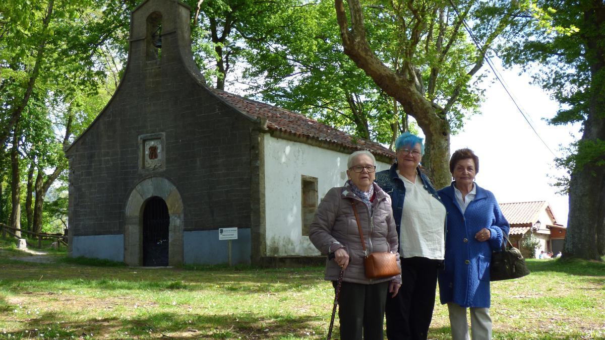 Tinina González, Trinidad Lobato y Adelita Puente ante la capilla de San Roque.