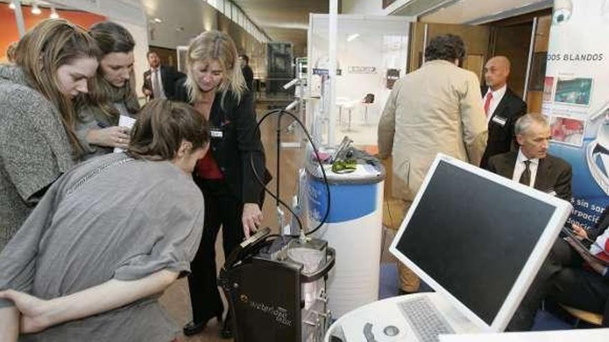 Puestos informativos en la inauguración del simposio.  // Xoán Álvarez