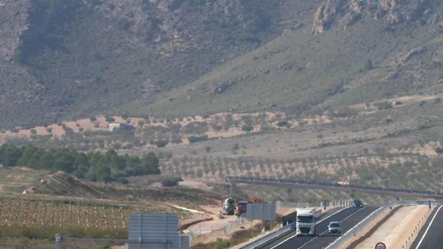 Un camión circula por la autovía del Altiplano.