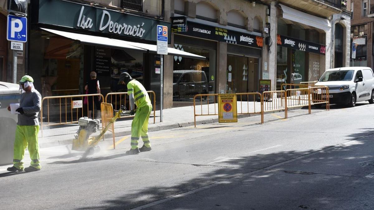 Operaris treballant a la zona d'estacionament i residus de la Muralla del Carme