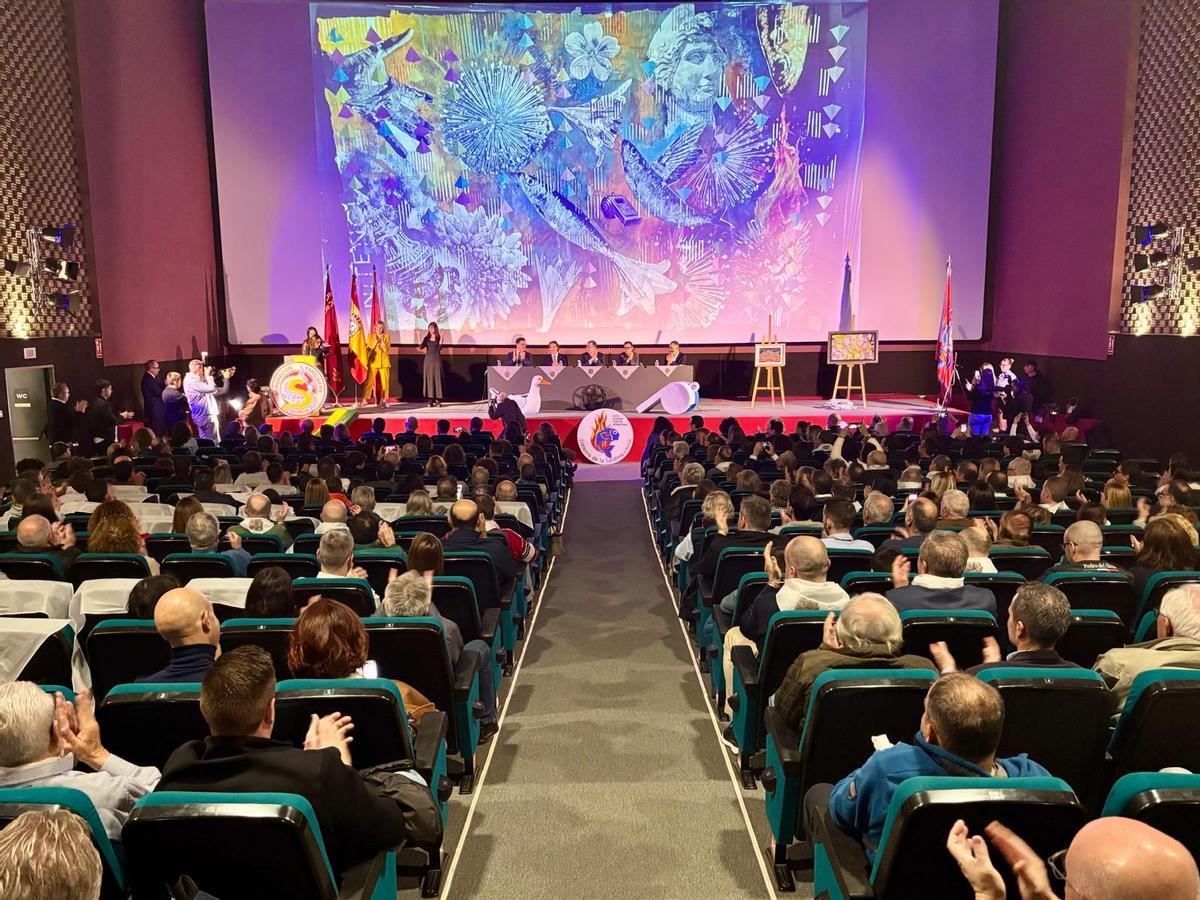 Un momento de la presentación del cartel del Entierro de la Sardina 2026 en la Filmoteca Regional de Murcia.