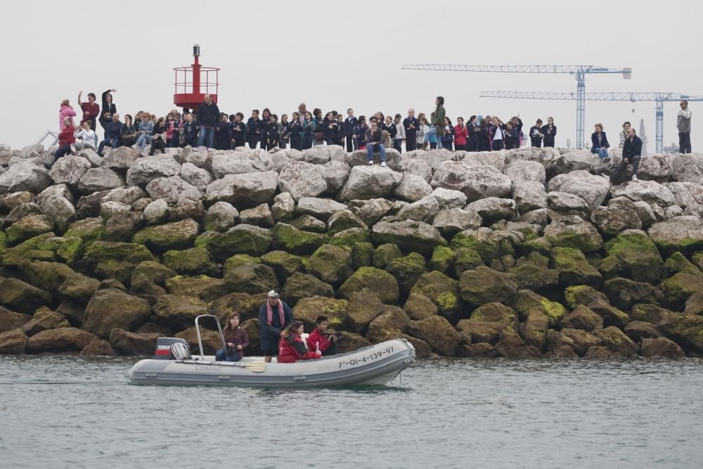 Botadura de chalanas de cartón en Marina Yates, en Gijón