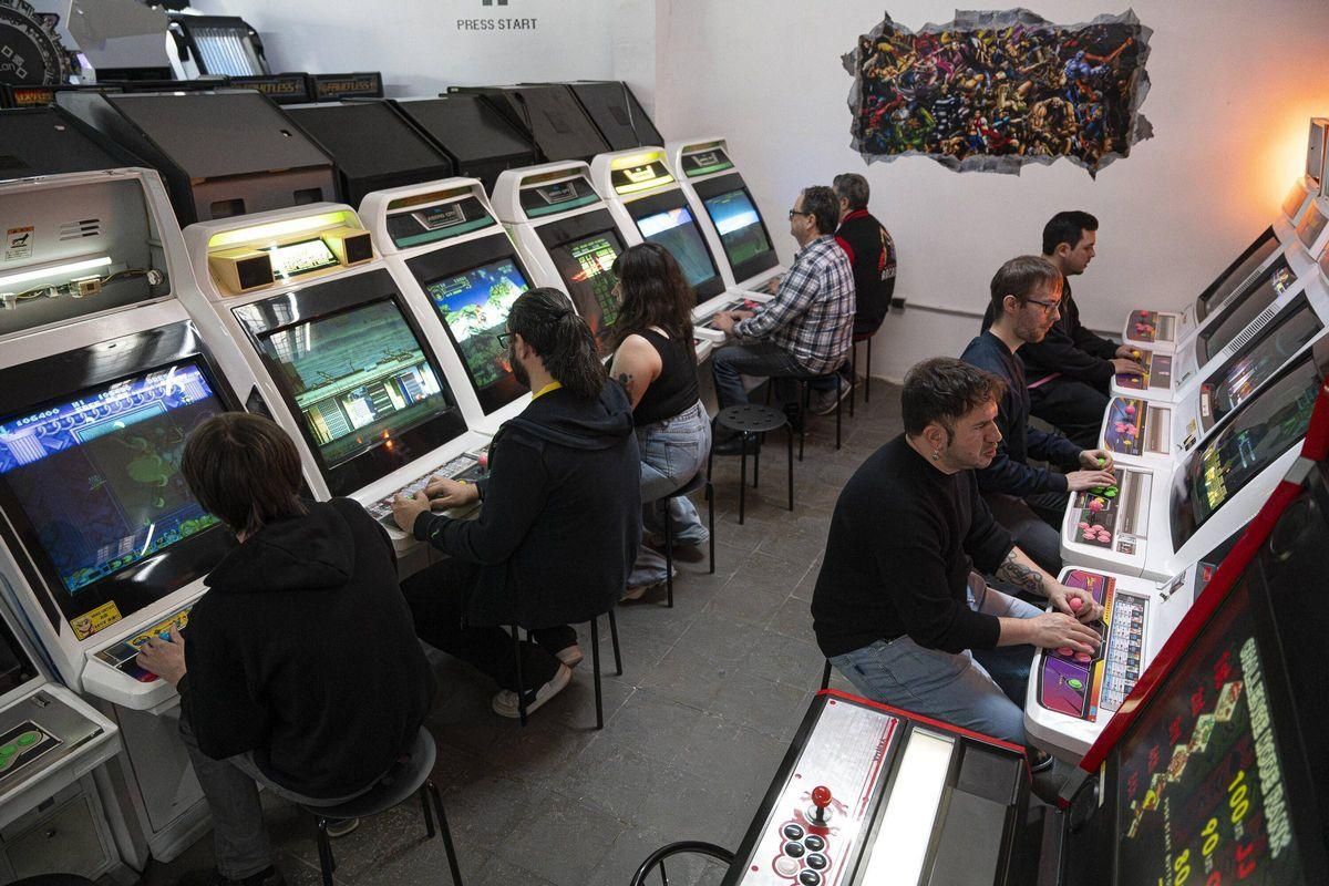 Hileras de recreativas en la sede de la asociacion ARCADE.