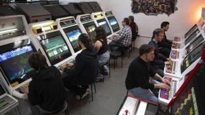 Hileras de recreativas en la sede de la asociacion ARCADE.