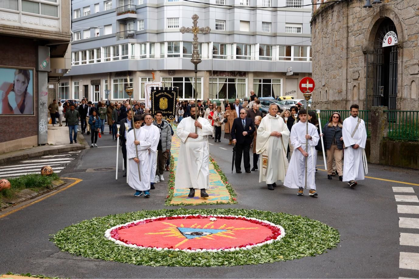 El Viático lleva la comunión a 6 enfermos: alfombrados florales y emoción en Pontevedra