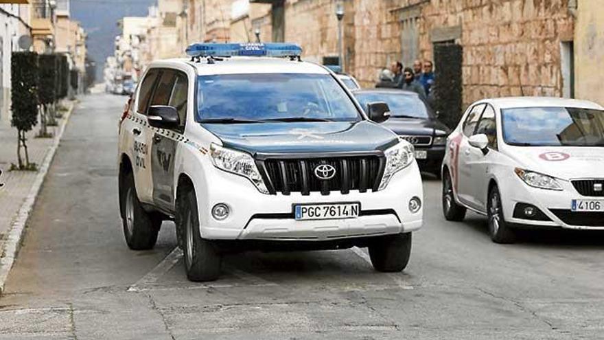 Una patrulla de la Guardia Civil en sa Pobla.