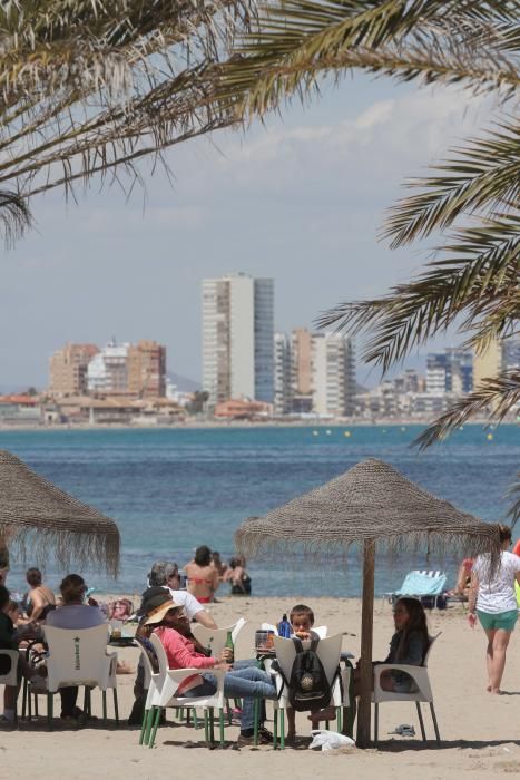 Turistas y locales disfrutan de un día de playa