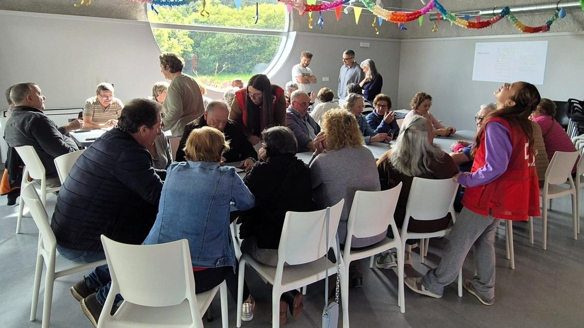 Curso de manexo de móbiles no centro social de Goiáns, en Carballo.