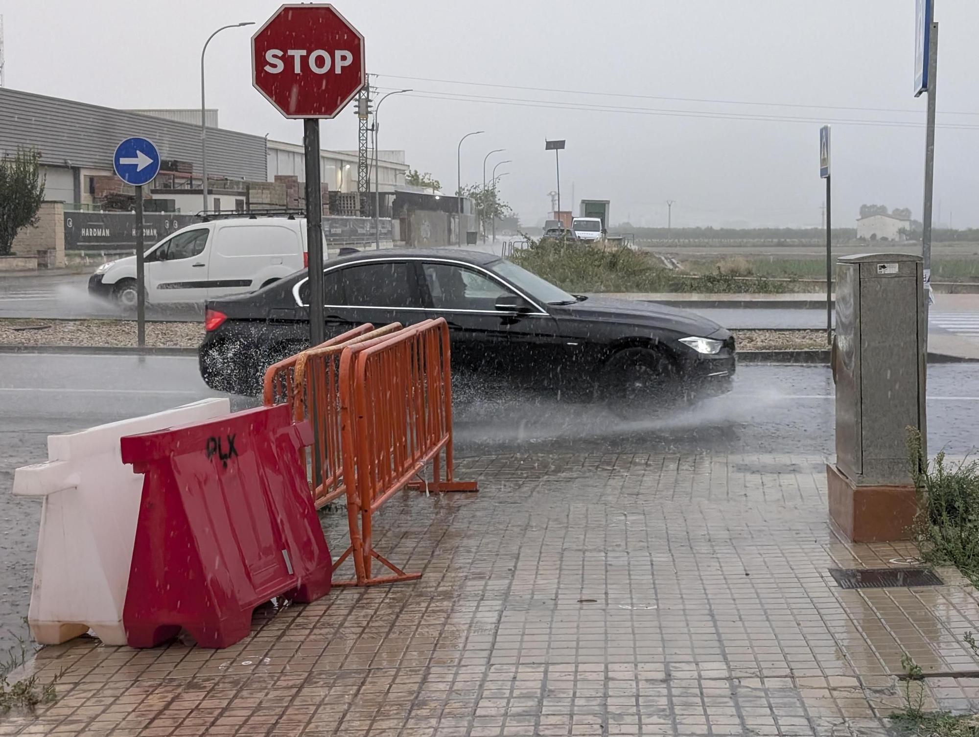 Galería: La lluvia descarga con fuerza en Xàtiva