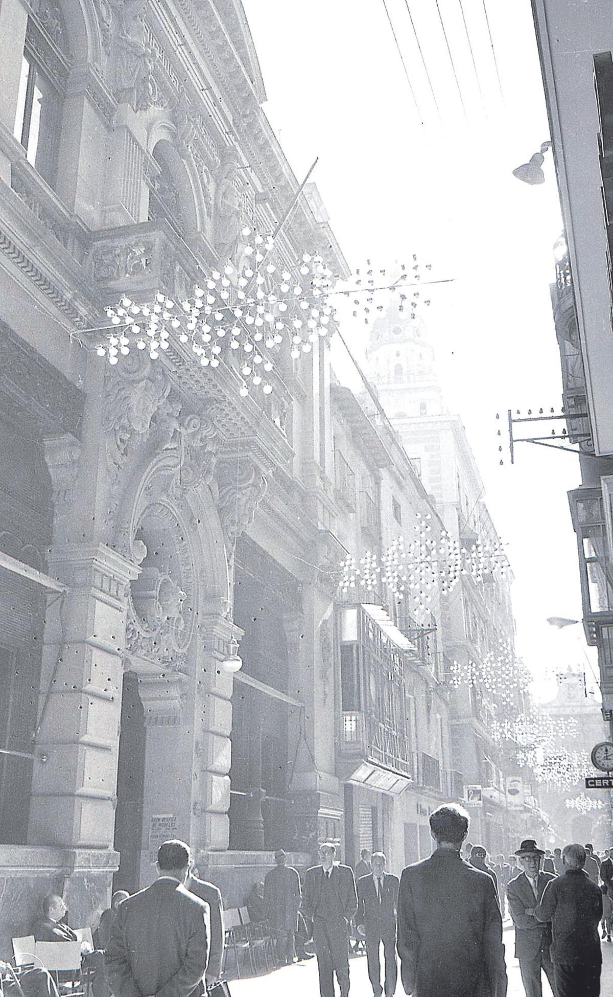 La calle Trapería de Murcia en Navidad, 1968