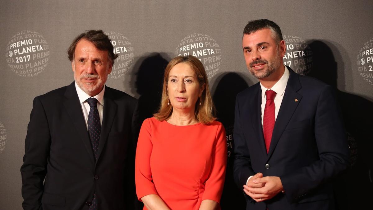 Josep Creuheras, Ana Pastor y Santi Vila, en el Premio Planeta.