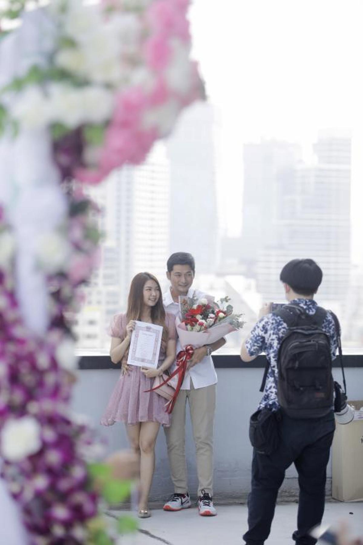 Una pareja casada se va después de una ceremonia de matrimonio masivo para celebrar el Día de San Valentín en una oficina de distrito en Bangkok, Tailandia