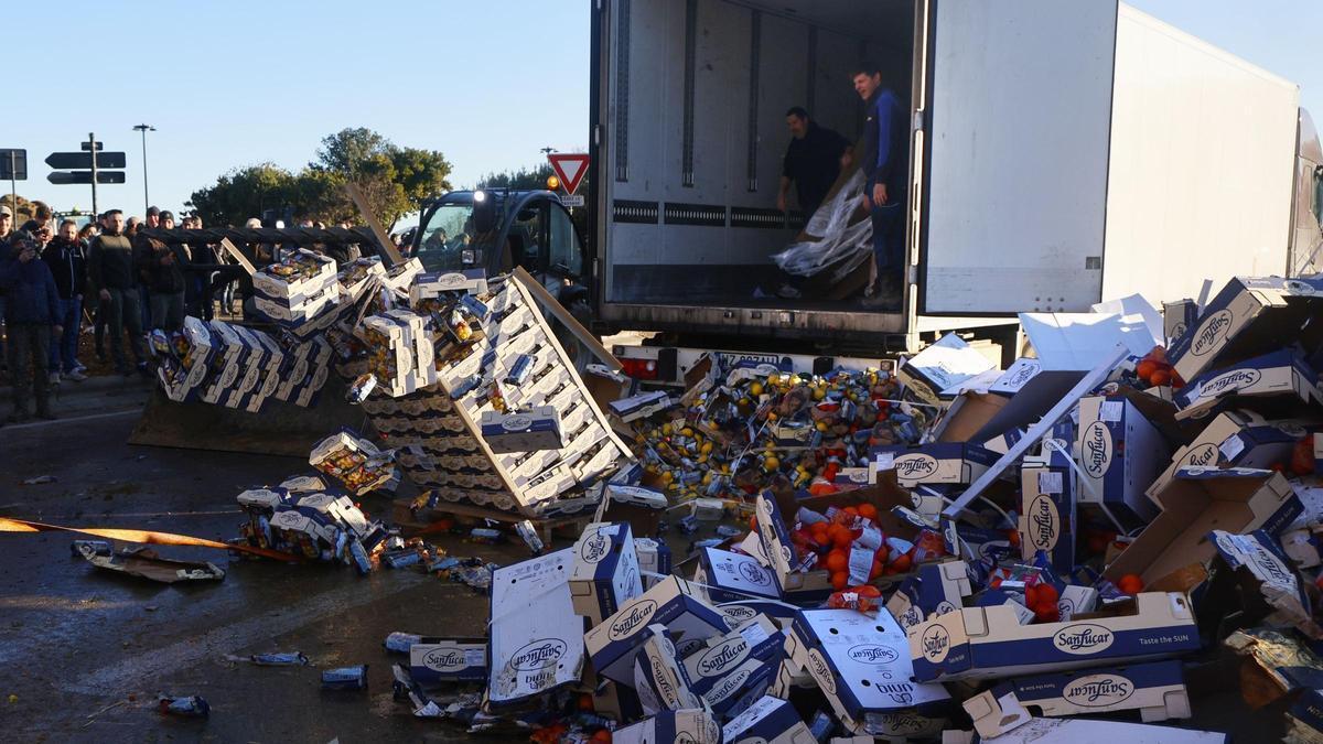 Agricultores franceses destruyen fruta española.