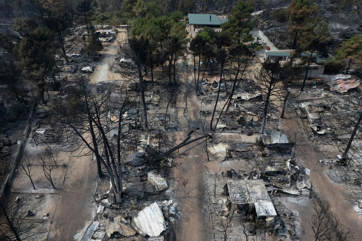 Los restos carbonizados de las caravanas en el camping Pantano de Burguillo después de un incendio forestal en El Barraco, España, el martes 28 de julio de 2026.