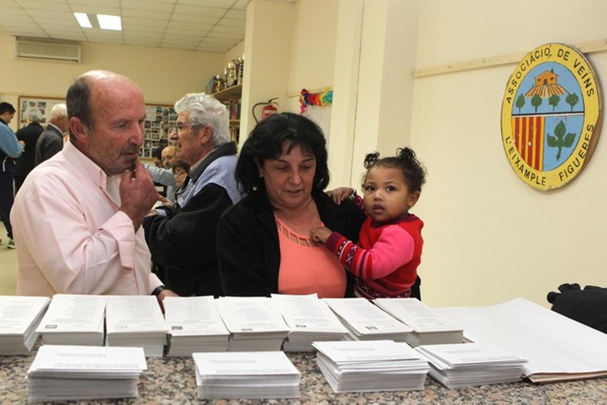 Electores acuden a votar en Figueres.