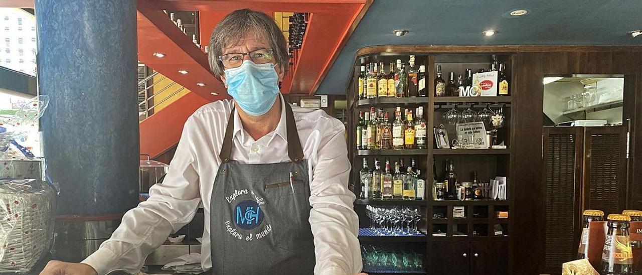 José Rodríguez, en la barra de su bar. | LNE