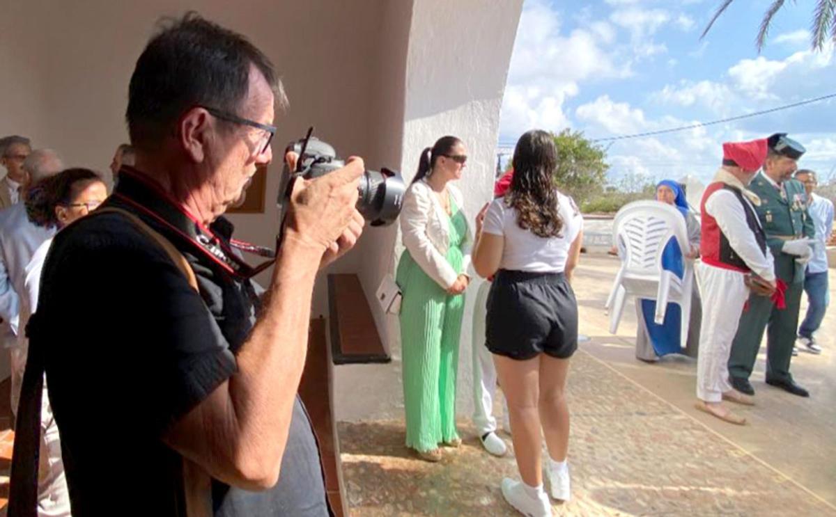 Carmelo Convalia, siempre con la cámara a cuestas, durante el día de El Pilar. / Pilar Aldea