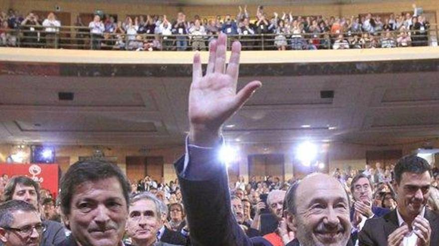 Rubalcaba saluda a los delegados de la conferencia, junto al presidente asturiano, Javier Fernández.