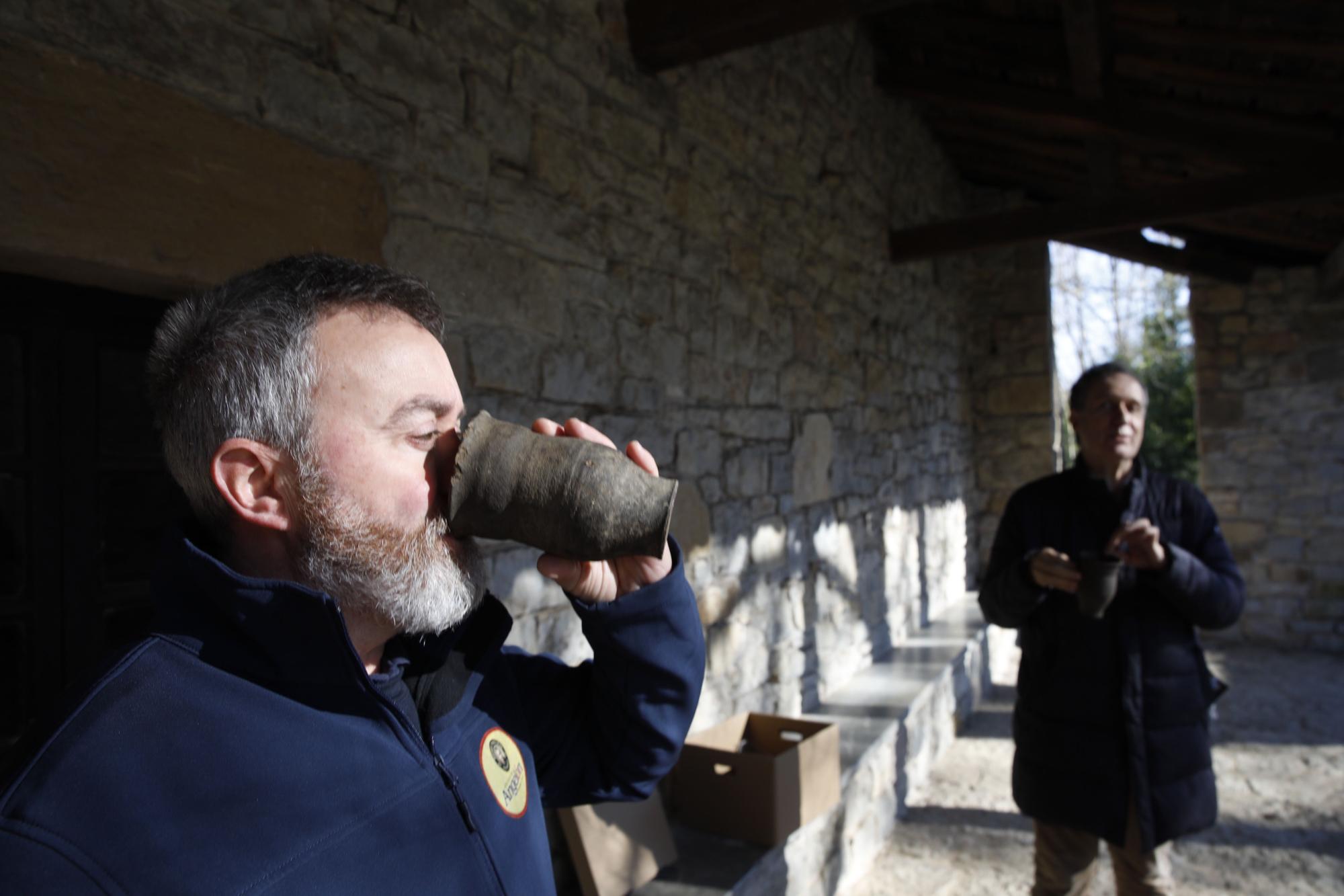 Cuando la sidra no se servía en cristal: estos son los recipientes de barro