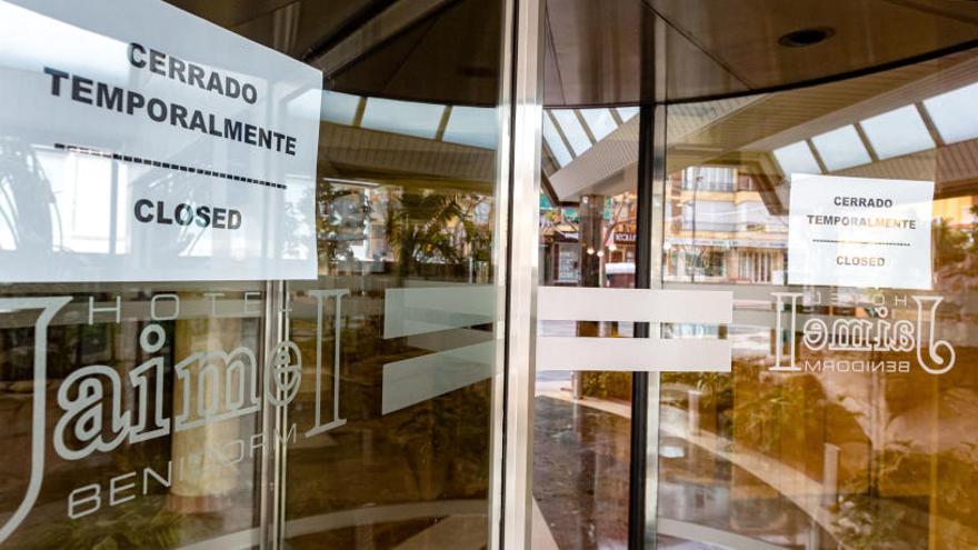 Entrada de hotel Don Jaime de Benidorm, cerrado temporalmente por la crisis del Covid-19.