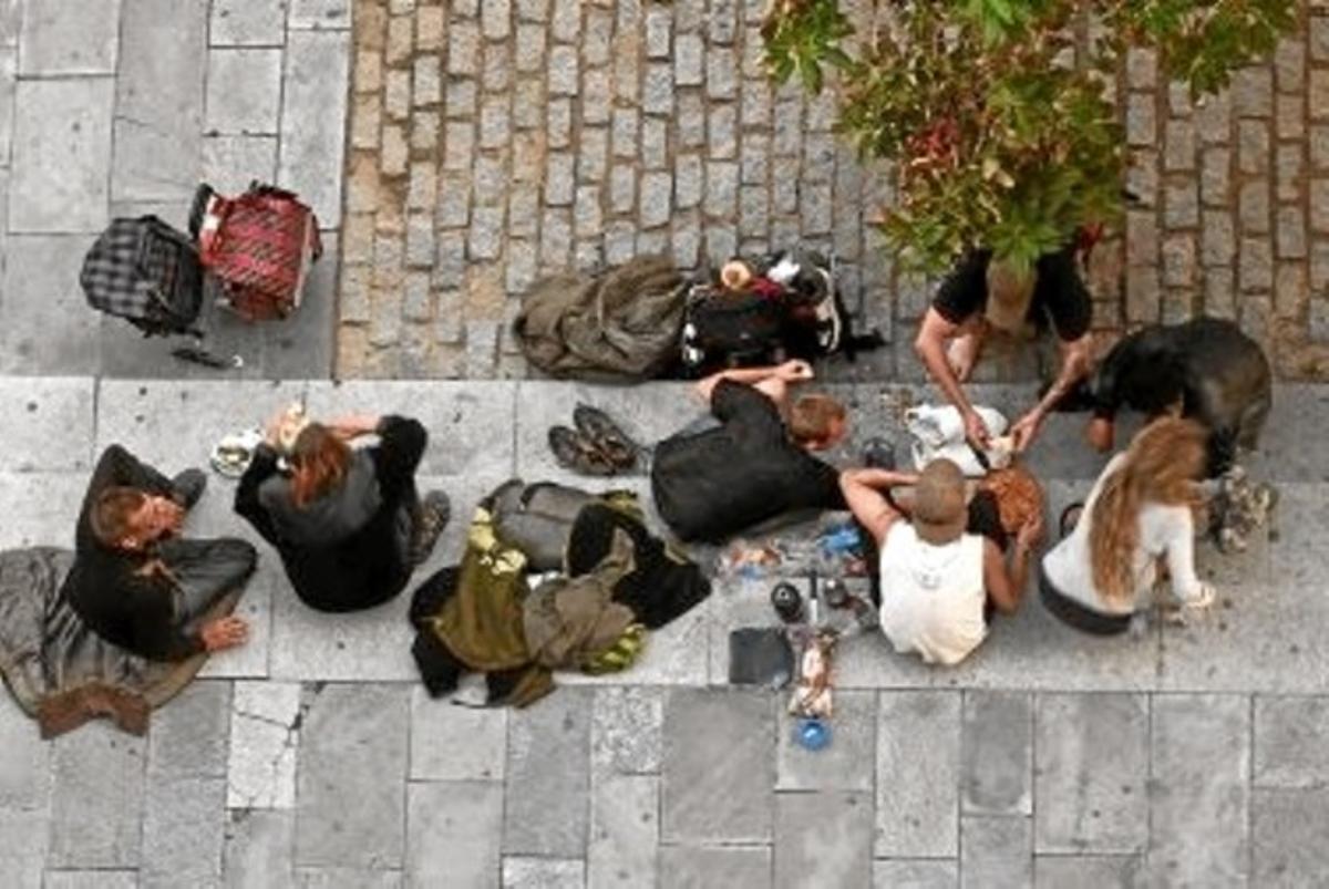 Un grup de nòmades urbans disfruten d’una paella a la plaça del Mar, a la Barceloneta, el 20 d’octubre. Un grup de nòmades urbans disfruten d’una paella a la plaça del Mar, a la Barceloneta, el 20 d’octubre.