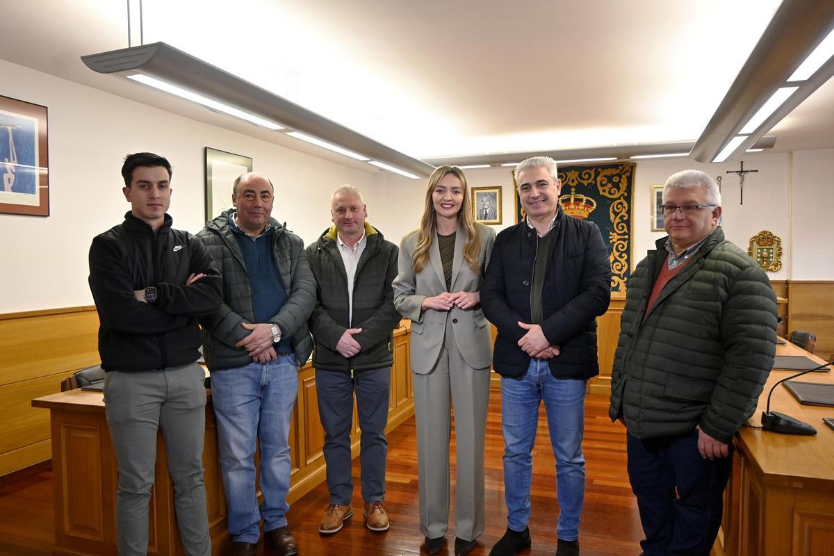 En el centro, Fabiola García, acompañada de Manuel Taboada, a su derecha.