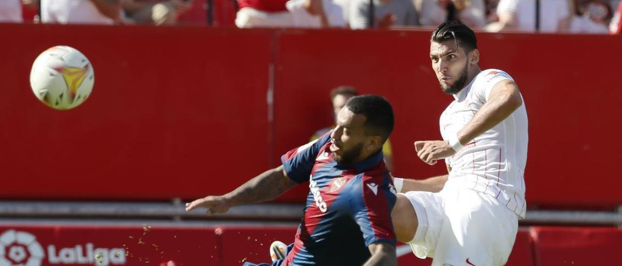 Rafa Mir, en el último encuentro de Liga ante el Levante.