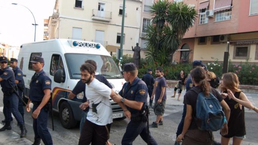 Detenidos cuatro &#039;indignados&#039; junto al CIE de Málaga