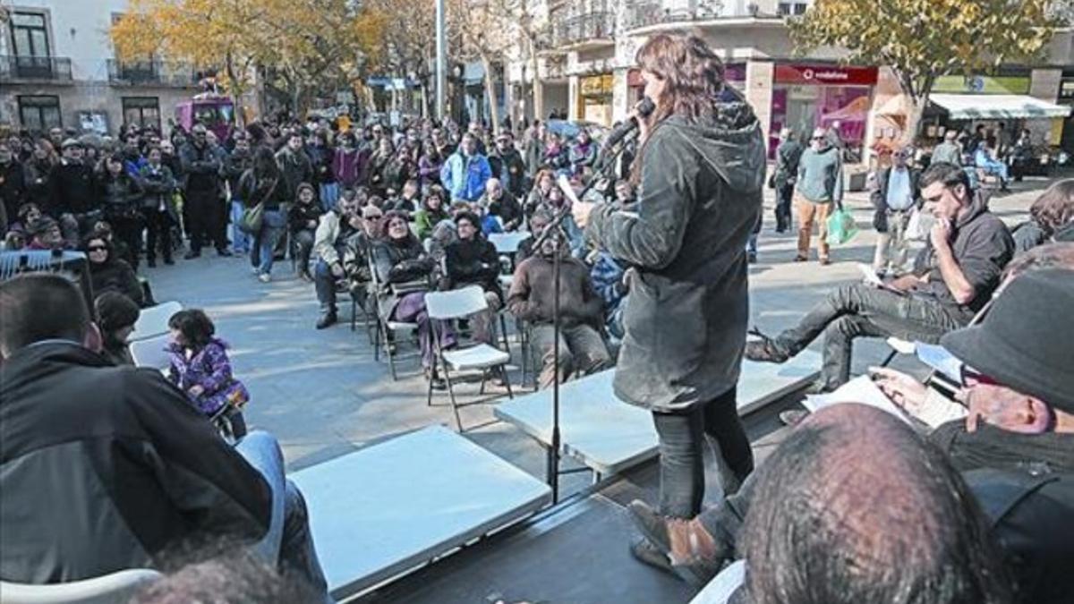 Un momento de la concentración de apoyo a L'Harmonia, ayer por la mañana en la plaza de Orfila.