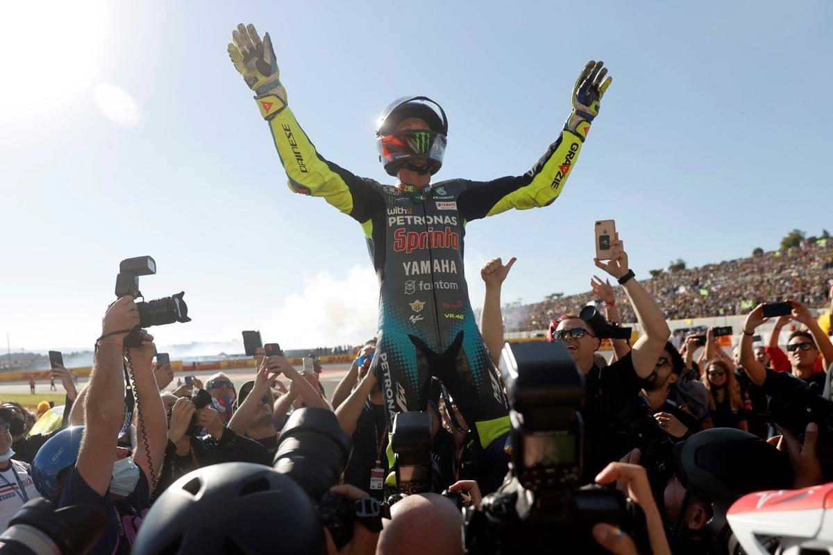 -FOTODELDÍA- GRAFCVA527. CHESTE (VALENCIA), 14/11/2021.-El piloto italiano Valentino Rossi en el circuito Ricardo Tormo de Cheste (Valencia) donde se despide de su etapa profesional. EFE/Kai Försterling