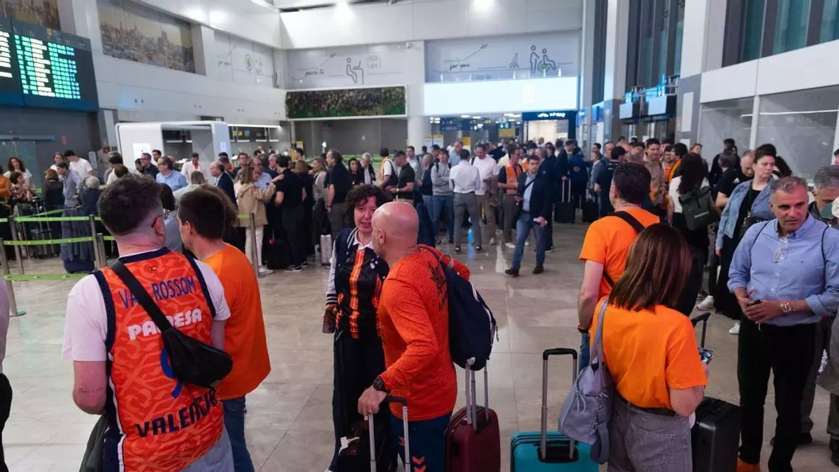 Retraso en el vuelo de la afición del Valencia Basket hacia Atenas
