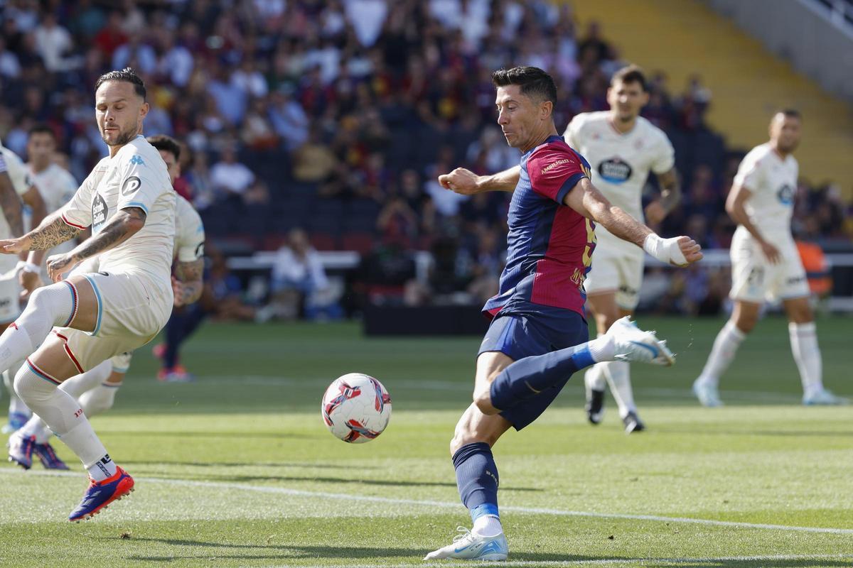 El jugador del Barça Robert Lewandowski chuta un balón durante el aprtido contra el Valladolid.